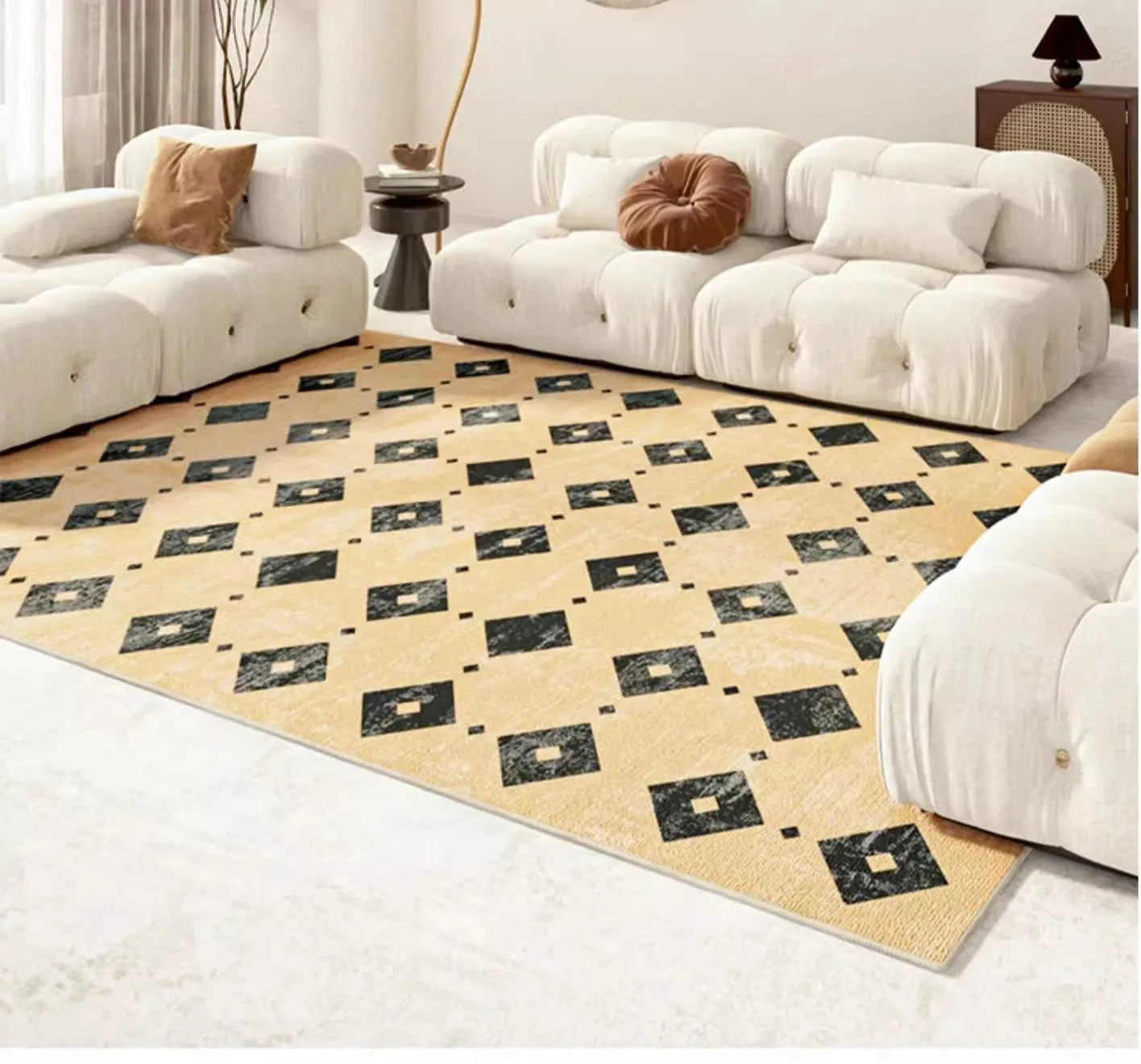 Tapis doux beige à carrés noirs