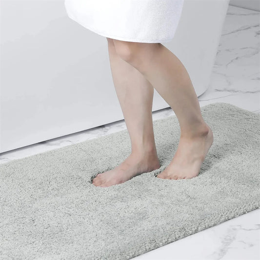 Tapis moelleux de salle de bain gris clair doux