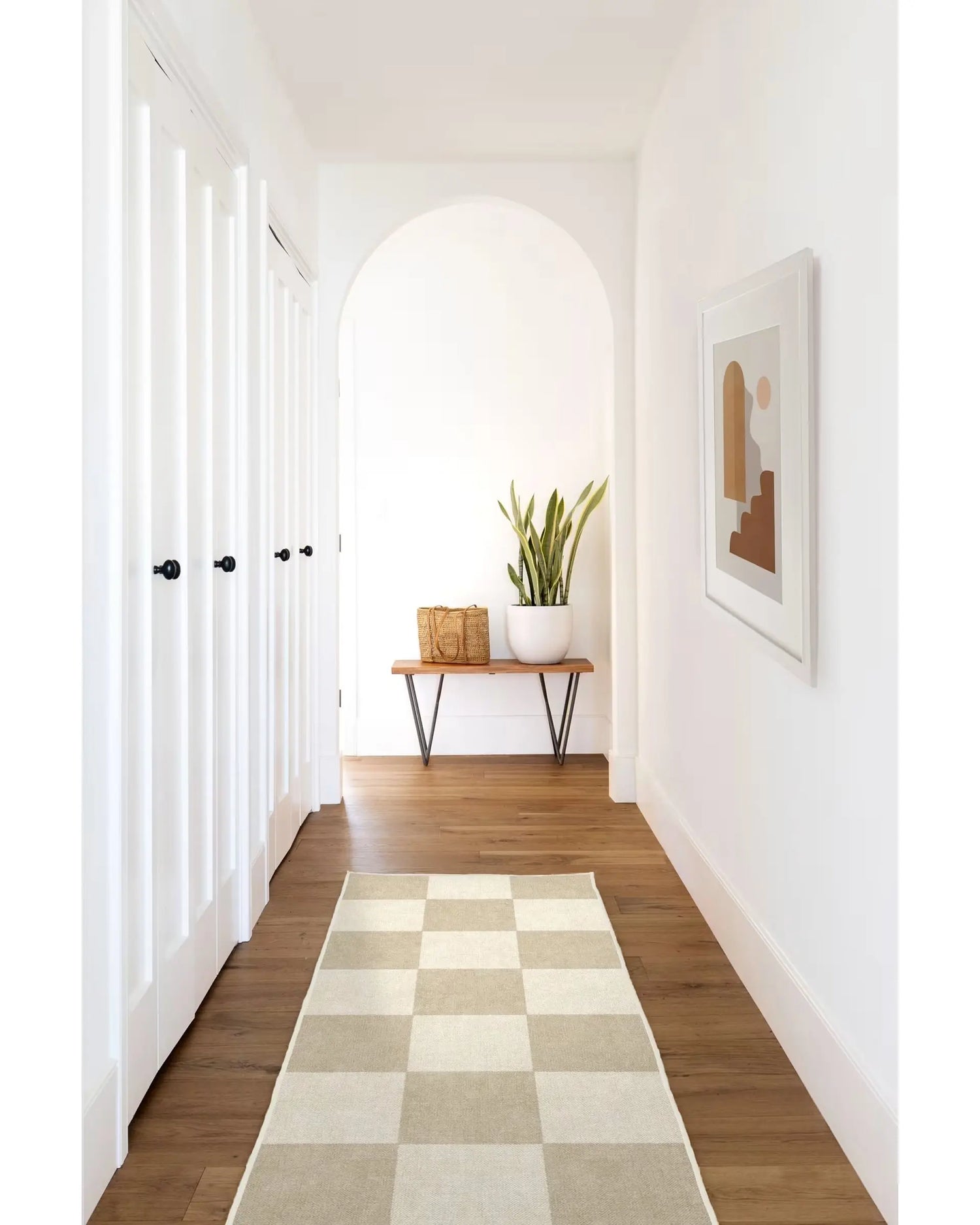 Tapis de couloir à damier beige et blanc stylé